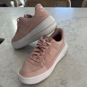 Nike AF1 Women's Sneakers in Soft Pink